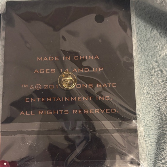 Mockingjay Part 2 Gold Mockingjay Pin - Picture 2 of 2